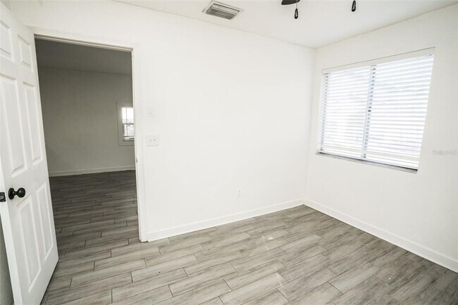 Building Photo - 1007 E 32nd Ave