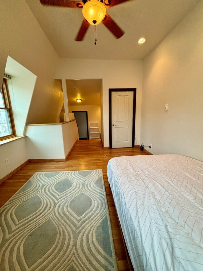 Building Photo - 1 Bed 1 Bath Condo in the heart of Down Town!
