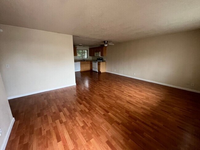 Building Photo - One bedroom pet friendly second floor unit near downtown Eugene.