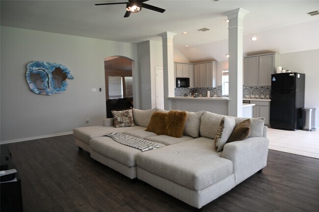 Building Photo - 5755 Lightstone Ln