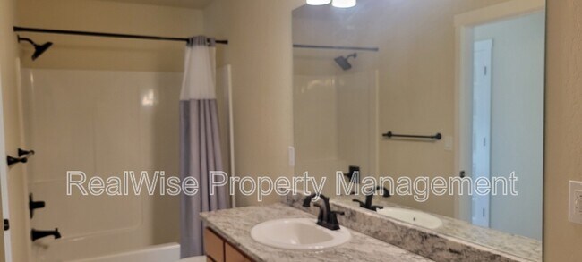 Building Photo - 108 SW Little Meadow Ln