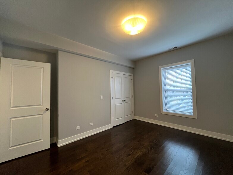 Building Photo - 1752 W Summerdale Ave