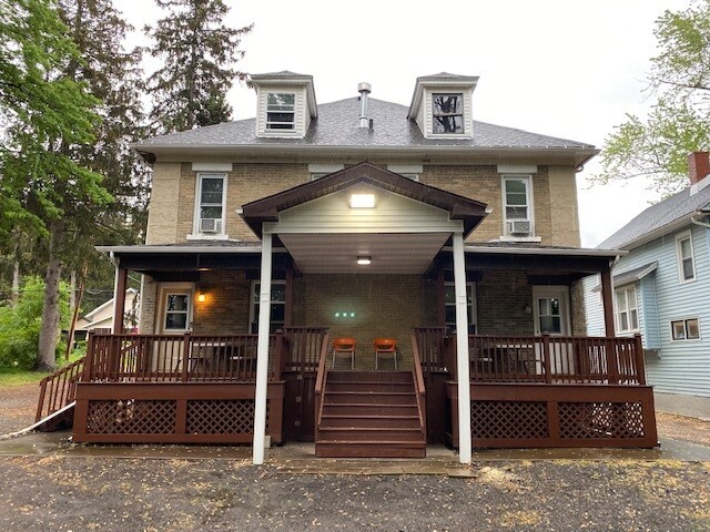 Building Photo - 33 Maple Ave