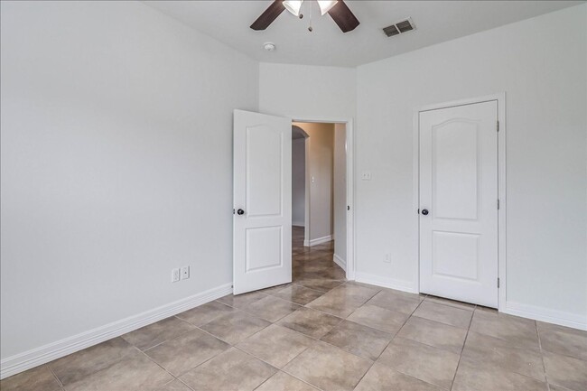 Building Photo - 2533 Lorine Dr