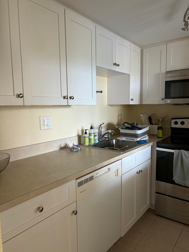 Building Photo - 1830 Embassy Dr