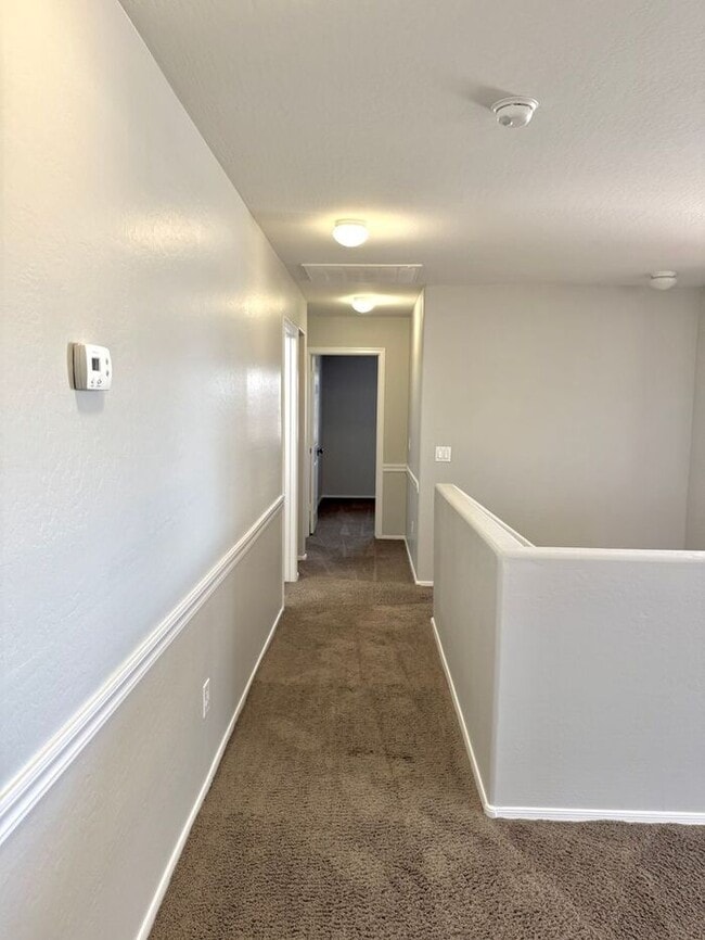 Building Photo - 1056 E Lakeview Dr