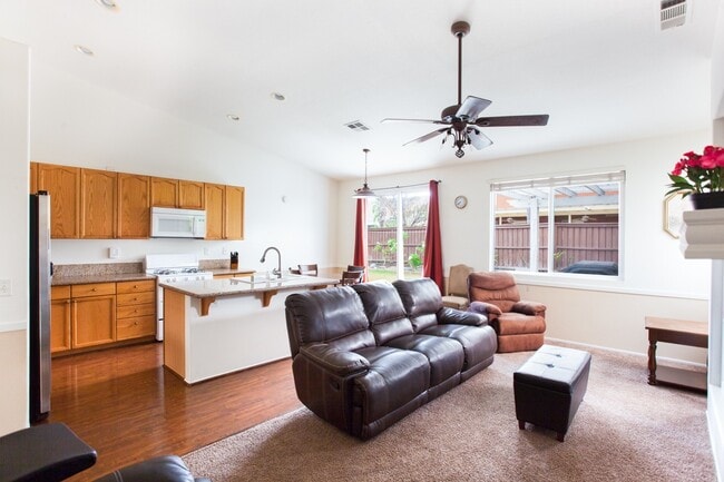 Building Photo - Spacious 4 Bedroom, 2 Bath Furnished Famil...