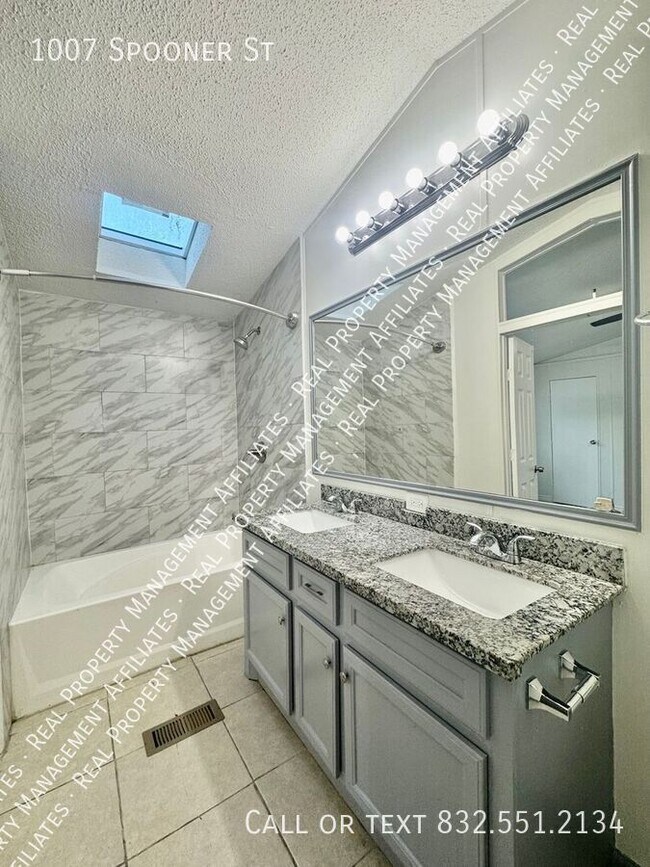 Building Photo - 1007 Spooner St