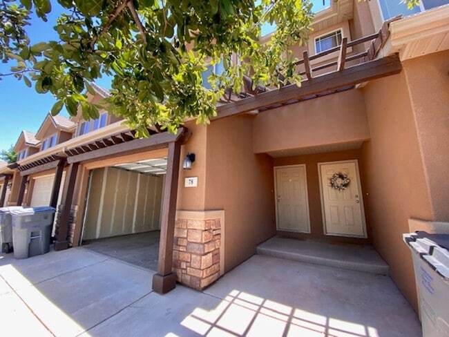 Building Photo - LARGE TOWNHOME AVAILABLE FOR RENT!