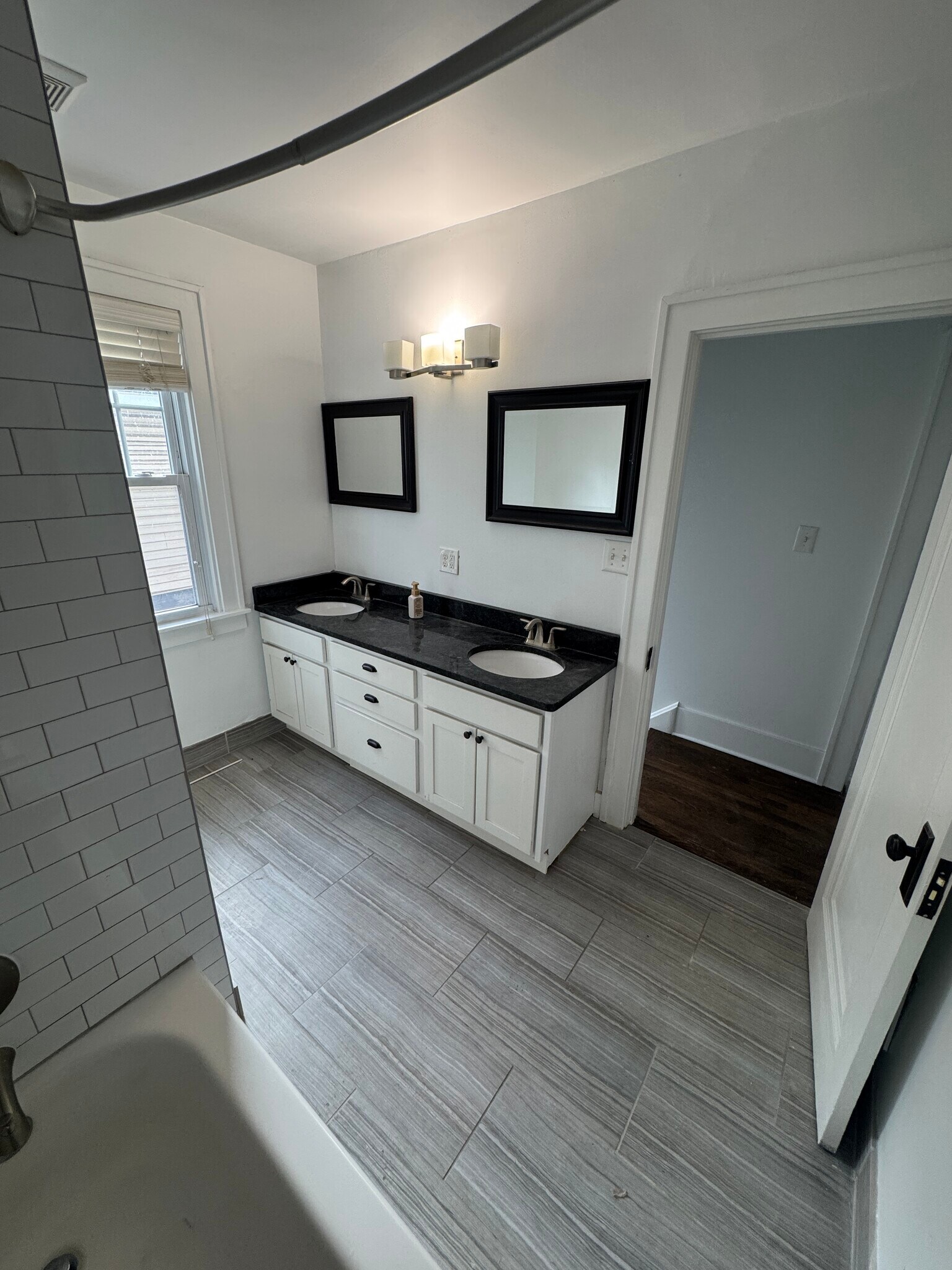 Building Photo - 827 Longfellow Ave