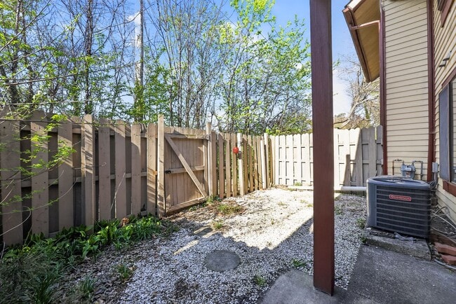 Building Photo - 122 Chelsea Cir