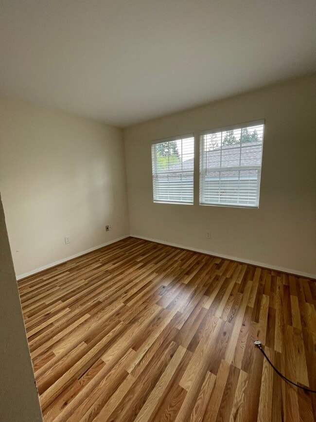 Building Photo - Beautiful Unit in Gated Community!