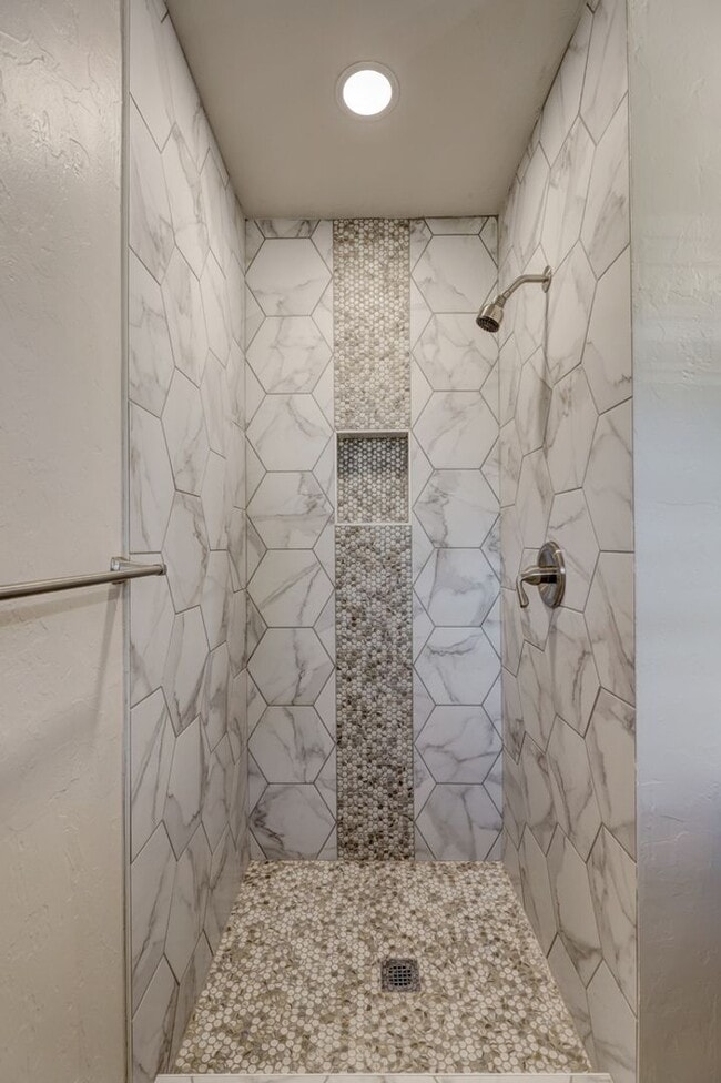 Building Photo - Spacious Elegance: Open Floor Plan, Dual V...