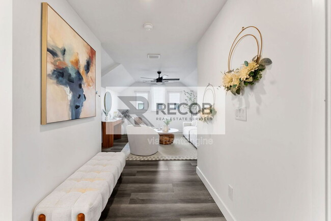 Building Photo - 832 Desty St