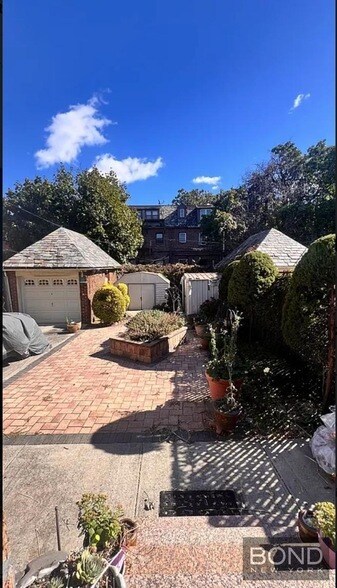 Building Photo - 37-33 84th St