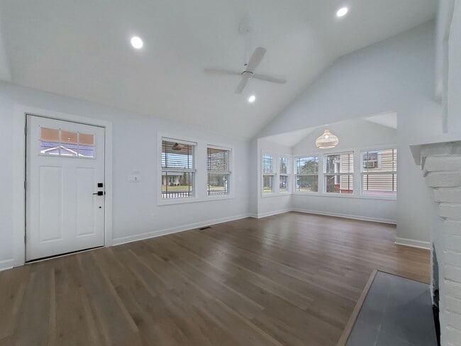 Building Photo - Minutes from Downtown Greenville in a Beautifully Remodeled Custom Home!