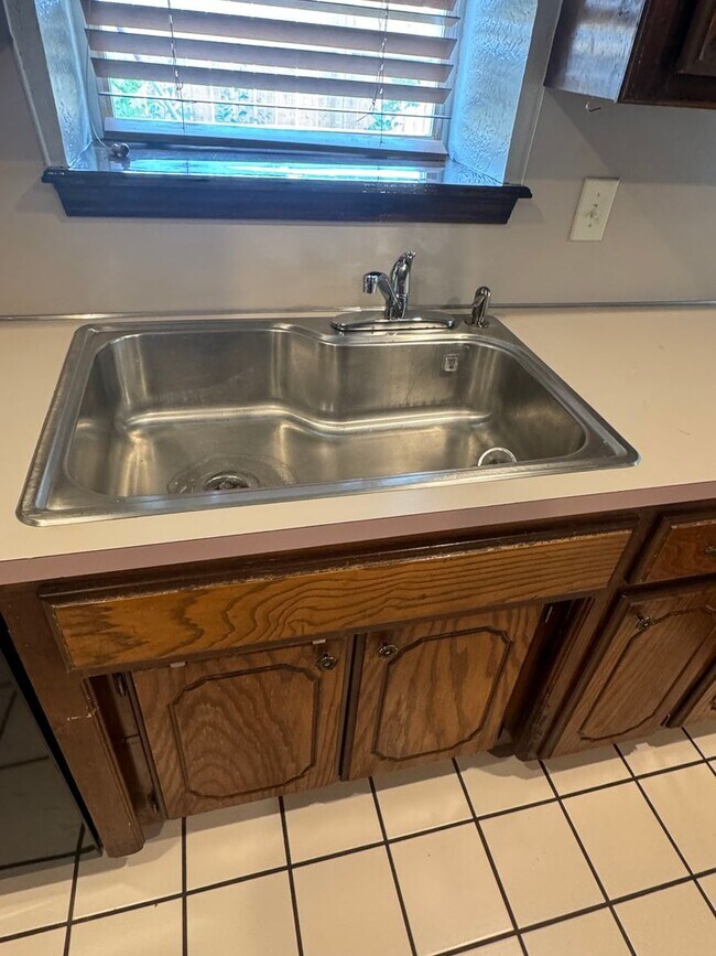 Building Photo - 3 bedroom, 2 bathroom, 2 car garage in Sou...
