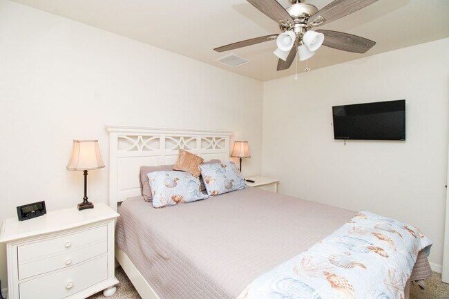 Building Photo - ** 4 BED-3 BATH PRIVATE SINGLE FAMILY POOL...