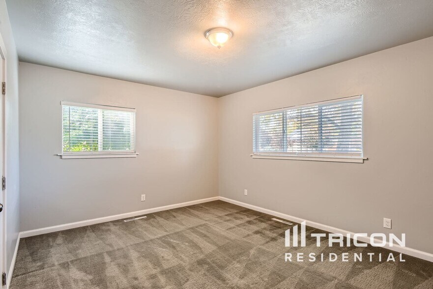 Building Photo - 6111 S 520 E