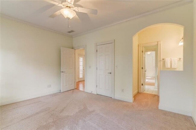 Building Photo - 704 Longleaf Dr NE