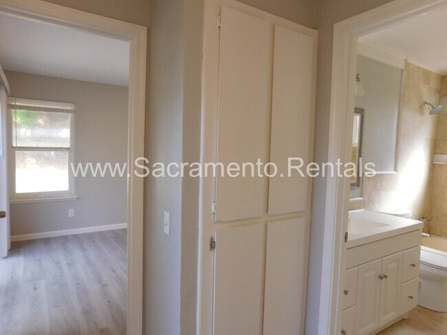 Building Photo - Updated 2bd/1ba Rocklin Halfplex with Garage