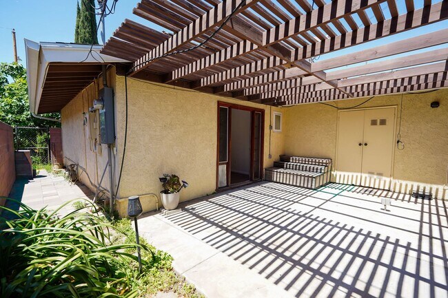 Building Photo - 220 Lilac Ct