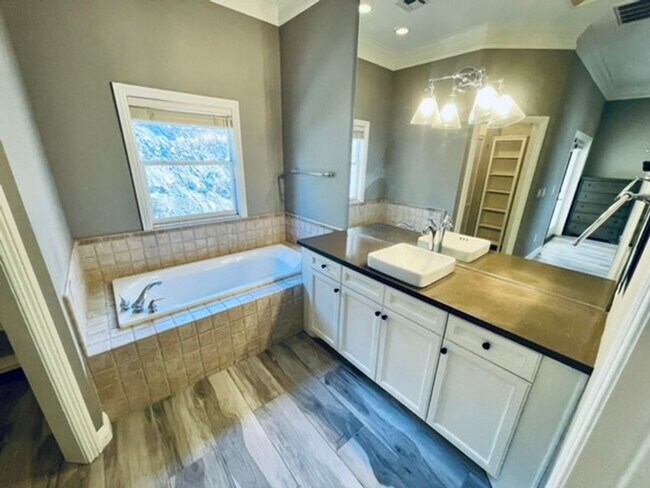 Building Photo - WONDERFULLY UPGRADED “GOLF VILLA” IN: GUAR...