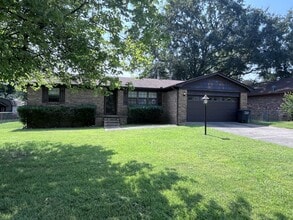 Building Photo - 215 Berkshire Cir
