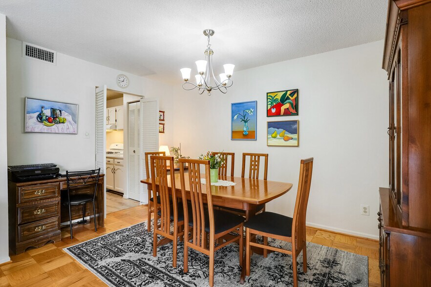 Separate dining area - 118 Monroe St