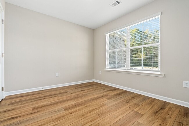 Building Photo - 1/2 off 1st months rent if you sign a lease by 6/1/26!