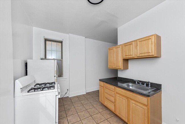 Building Photo - 2 bedroom in Chicago IN 60613