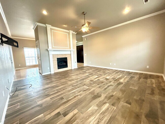 Building Photo - Spacious 3 bed 2 bath Single Family with a Large Fenced Backyard!