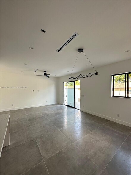 Building Photo - 4627 SW 32nd Ave