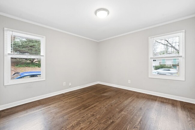 Building Photo - Renovated 2 bed/1 bath duplex minutes from downtown!