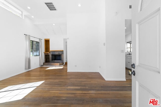 Building Photo - 8643 Clifton Way