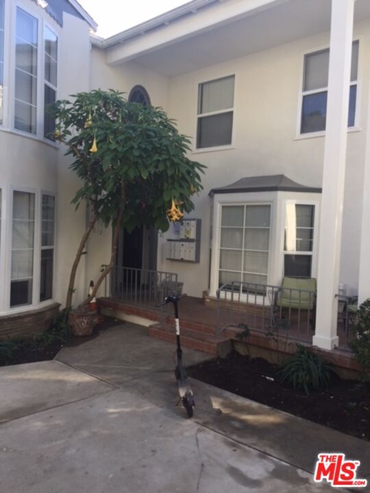 Building Photo - 617 Kelton Ave