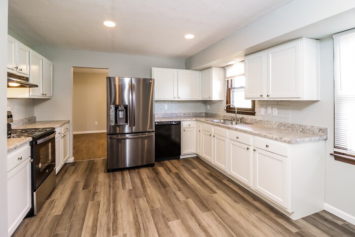 Building Photo - 3841 Hollybrook Dr