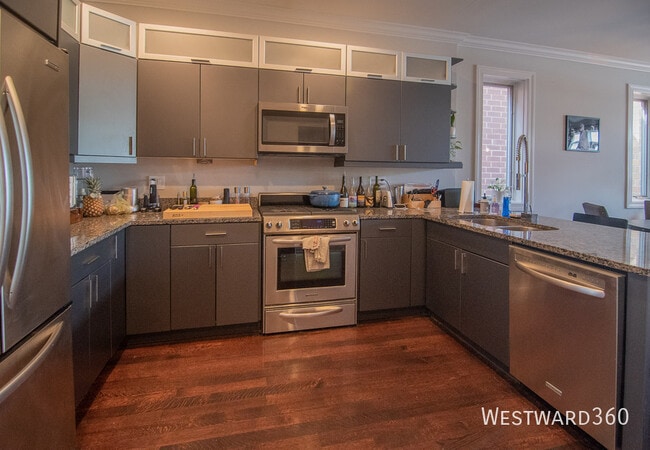 Building Photo - 1033 W Monroe St