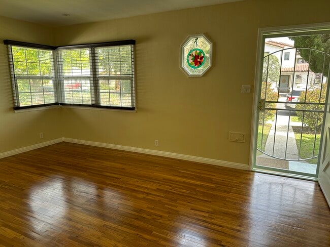 Building Photo - 2133 Glyndon Ave