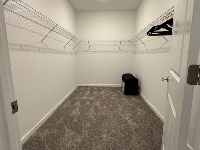 Building Photo - Spacious 4 bedroom 2.5 Bath, Fully Furnish...