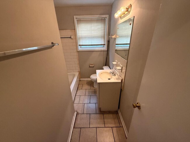 Building Photo - 2522 Glenrose Ave