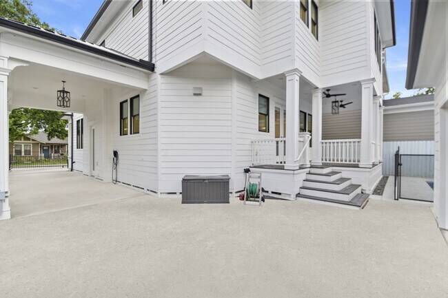 Building Photo - Luxury 3-Bed Home with Solar Panels, Tesla...