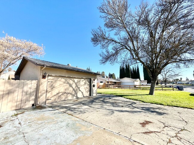 Building Photo - Merced: $1975 3 bed 2 bath single story ho...