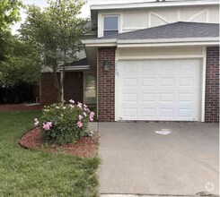 Building Photo - Large fenced in yard