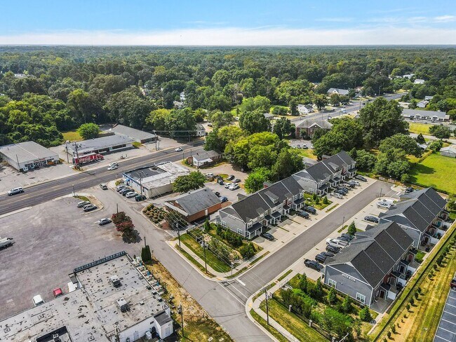 Building Photo - Townhome in Chester - Prime Location!