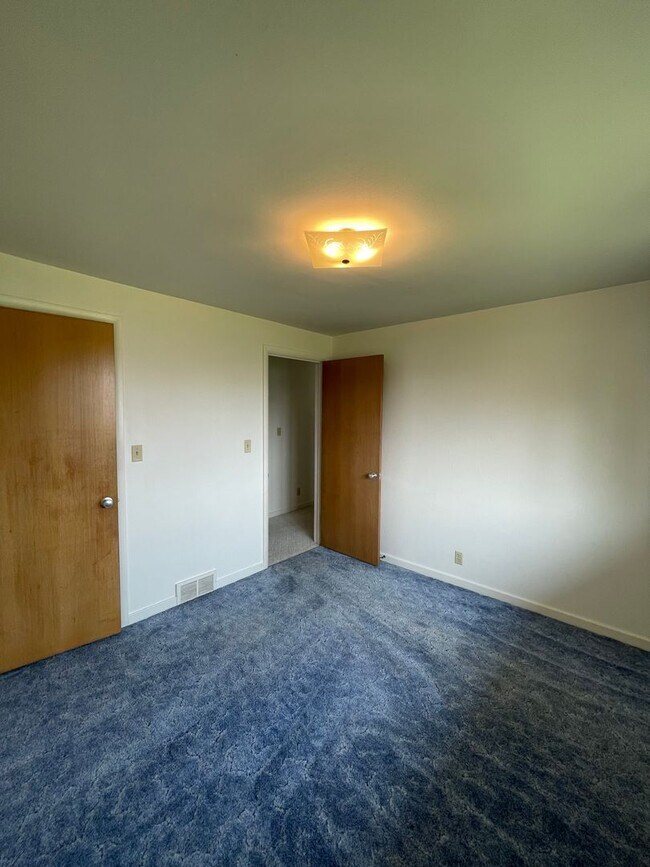 Building Photo - 302 N Crestview Dr