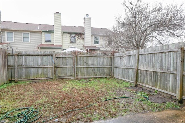 Building Photo - "Spacious Townhouse in Prime Location – Cl...