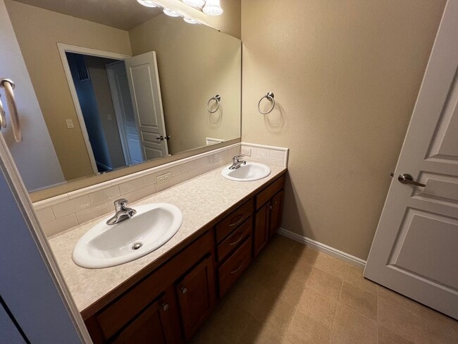 Building Photo - "Luxury Living: Stunning home with marble counter tops & Fireplace!"