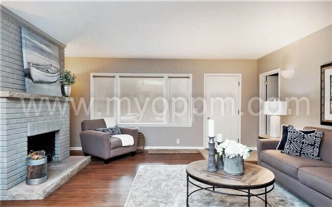 Building Photo - Stunning 5 Bedroom / 2 Bathroom Home | Han...