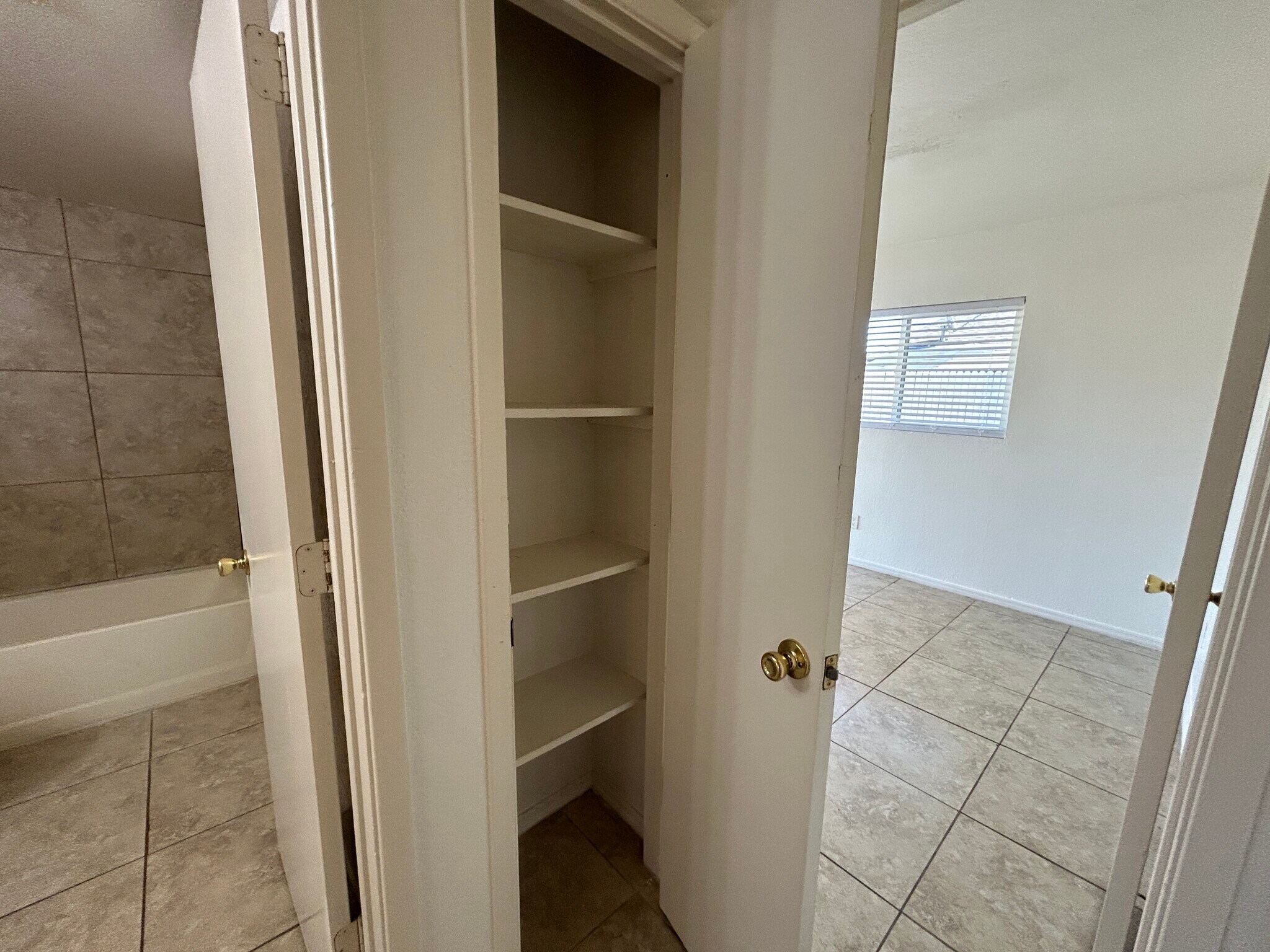 Building Photo - 3024 E Waltann Ln